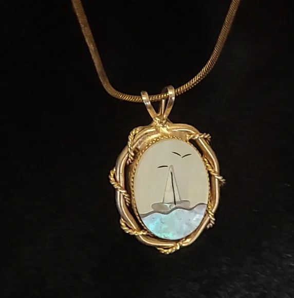 Mother of pearl sailboat vintage necklace - Picture 3 of 5